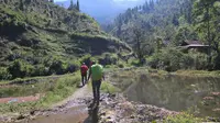 Tim ekspedisi 7 Summits Indonesia in 100 Days melakukan perjalanan menuju puncak Rantemario. (10/11). Setelah Bukit Raya dan Binaiya, puncak tertinggi di Pulau Sulawesi ini menjadi capaian selanjutnya. (Dok. Tim Ekspedisi 7 Summits Indonesia in 100 Days)