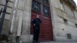 Petugas berjaga di depan Hotel Rue Tronchet pasca Kim Kardashian dirampok, Paris, Senin (3/10). Perampok mengambil sebagian besar perhiasan, bernilai jutaan euro (puluhan miliar rupiah). (REUTERS/ Gonzalo Fuentes)