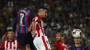 Penyerang Barcelona Ousmane Dembele (kiri atas) mencoba  menyundul bola untuk mencetak gol ke gawang Athletic Bilbao pada pekan ke-11 Liga Spanyol 2022/2023 di Camp Nou, Senin dini hari WIB (24/10/2022). Barcelona masih berada di posisi kedua dengan koleksi 28 poin. Sedangkan Bilbao tertahan di peringkat ke-6 dengan 18 poin. (AP Photo/Joan Monfort)