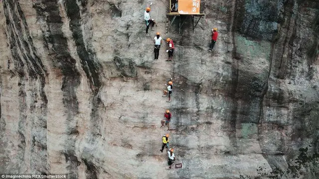 Keren, Di Tengah-tengah Tebing Curam Ada Toko Kelontong