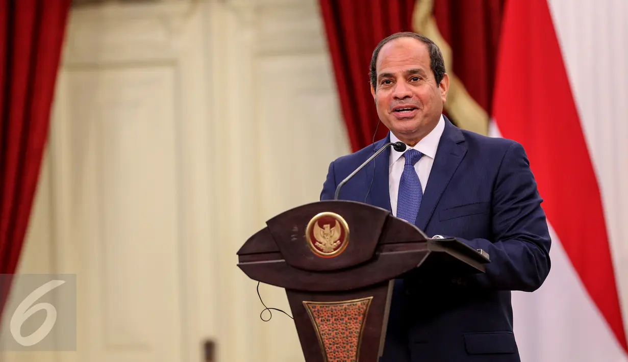 Presiden Mesir Abdel Fattah Al Sisi memberikan keterangan pers di Istana Merdeka, Jakarta, Jumat (4/9/2015). Kunjungan Al Sisi untuk mengadakan kerjasama ekonomi dengan Indonesia. (Liputan6.com/Faizal Fanani)