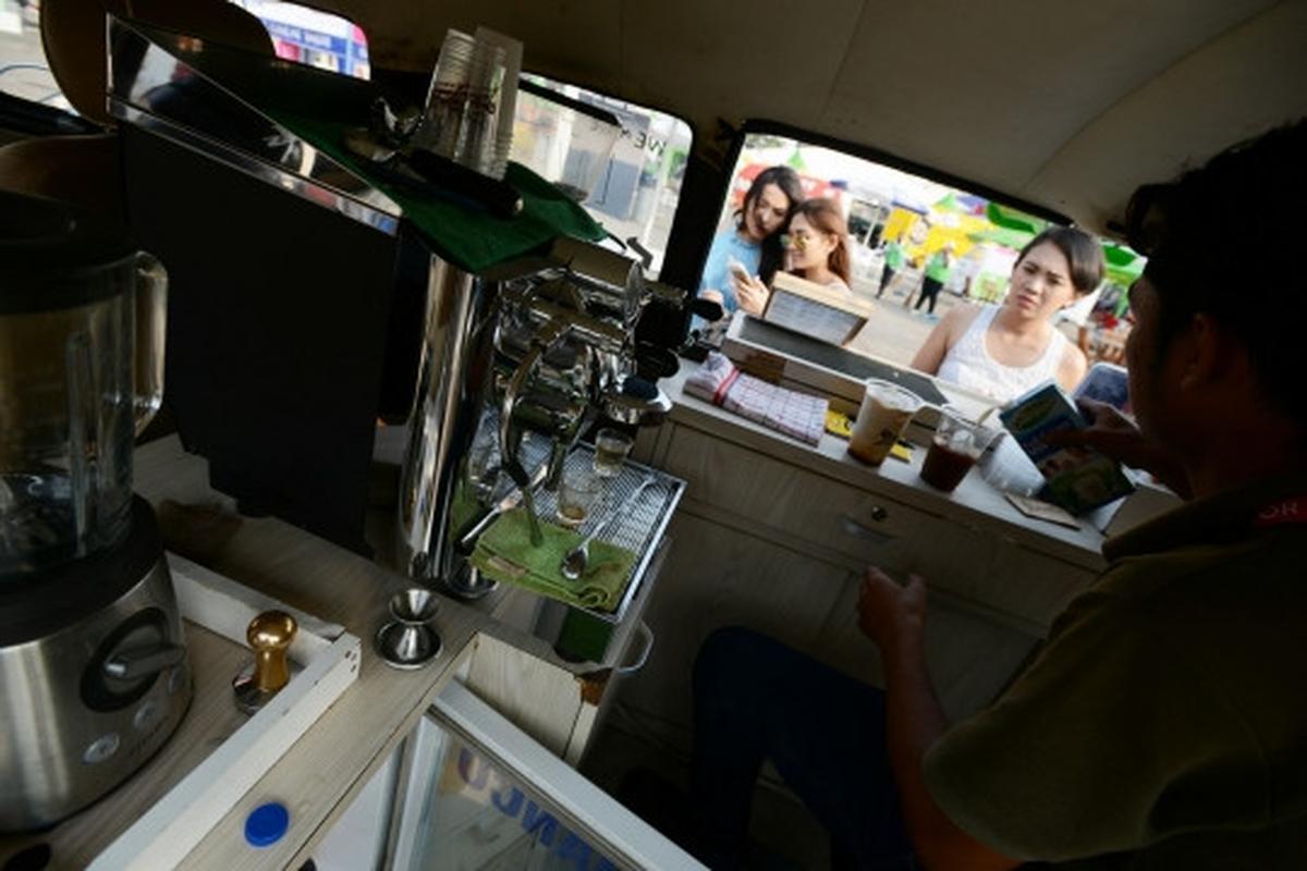 Menikmati kuliner unik food truck di IIMS 2015