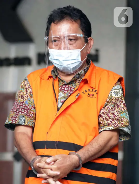 Siswidodo selaku Kabid Hubungan Hukum Pertanahan BPN Jawa Timur siap menjalani rilis penahanan di Gedung KPK, Jakarta, Rabu (24/3/2021). Siswidodo ditahan terkait kasus dugaan penerimaan gratifikasi dan TPPU terkait pemberian serta penerbitan surat rekomendasi HGU. (Liputan6.com/Helmi Fithriansyah)