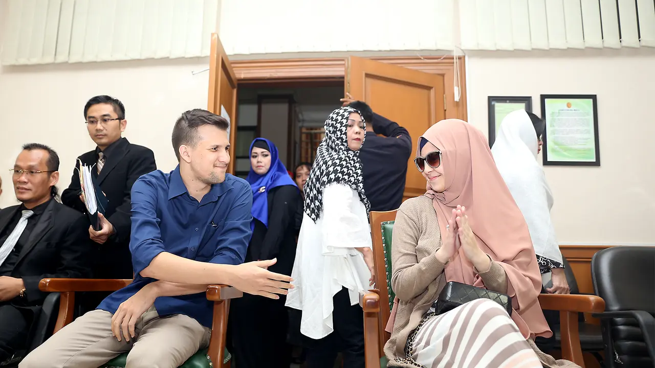 Stuart Collin dan Risty Tagor