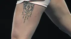 Detail tato bergambar jaguar terlihat di paha kiri petenis Ukraina, Elina Svitolina saat bertanding pada grand slam Australia Terbuka 2018 di Melbourne, Senin (22/1). Tato tersebut pertama kali dikenalkan di ajang China Open 2017 lalu. (SAEED KHAN/AFP)