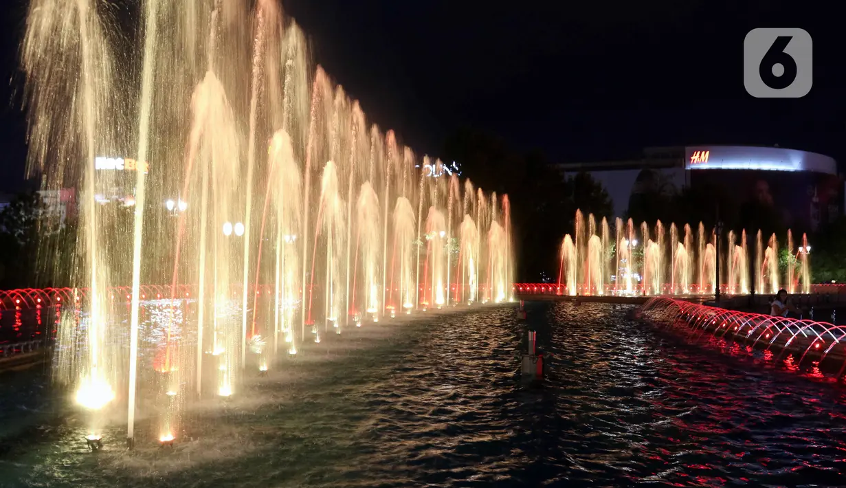 Pertunjukan air mancur di kawasan Piata Unirii, Bucharest, Rumania. Air mancur tersebut dibangun pada masa komunis dan dihidupkan kembali setelah investasi sebesar 9 juta Euro. (Liputan6.com/Herman Zakharia)
