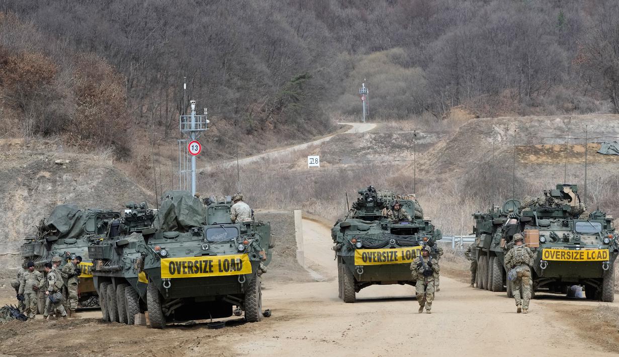 Tentara Angkatan Darat Amerika Serikat mengikuti latihan militer dekat perbatasan dengan Korea Utara di lapangan latihan di Paju, Korea Selatan, Jumat (17/3/2023). (AP Photo/Ahn Young-joon)