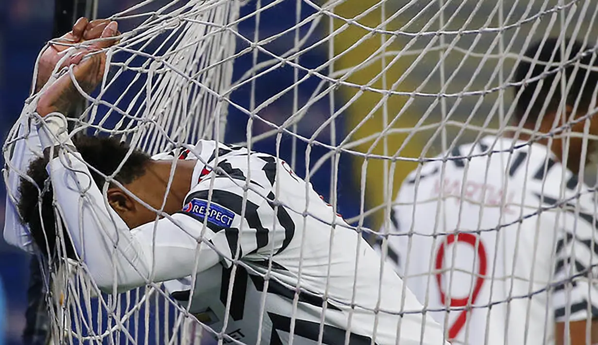 Penyerang Manchester United, Marcus Rashford, tampak kecewa usai ditaklukkan Istanbul Basaksehir pada laga Liga Champions di Stadion Fatih Terim, Kamis (5/11/2021). MU kalah dengan skor 2-1. (AP Photo)