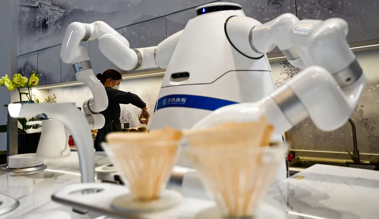 Robot pembuat kopi di acara Olimpiade Musim Dingin Beijing 2022 di stasiun kereta Taizicheng di Zhangjakou pada 29 Januari 2022. (AFP/Jewel Samad)