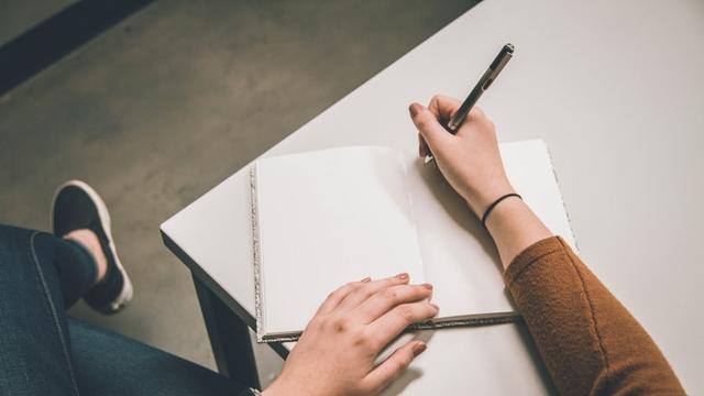 Ilustrasi membuat kalimat utama