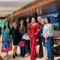 Diah Permatasari tampil kece dengan  The Pouch Intrecciato Leather Clutch in White seharga Rp498 jutaan menurut situs resminya. [@marinizumarnisreal].