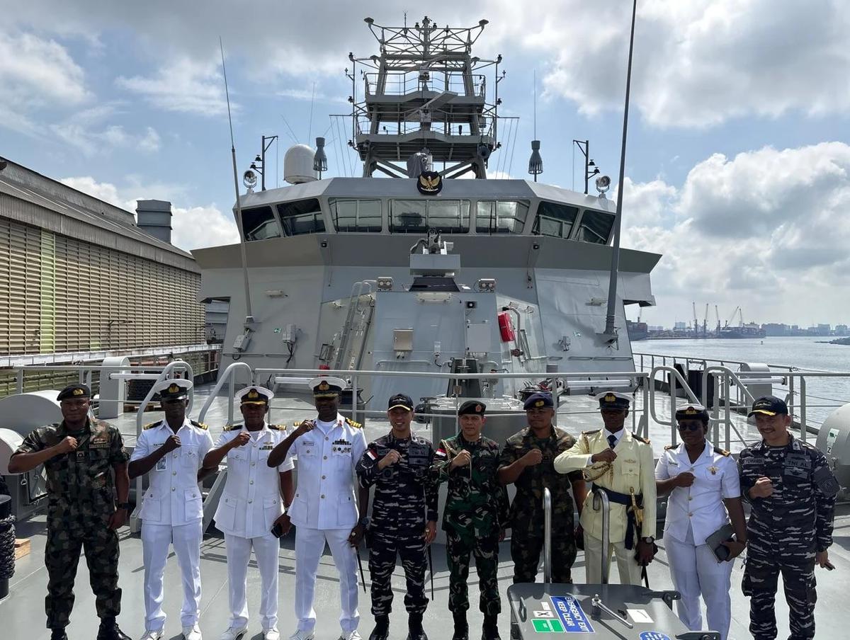 FOTO: KRI Canopus 936 Sandar di Lagos Perkuat Diplomasi Maritim