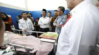 Mentan Amran Sulaiman mengunjungi rumah sakit umum (RSUP) Dr Wahidin Sudirohusodo Makasar guna menjenguk korban bencana tsunami Donggala dan Palu di Sulawesi Tengah. FOTO: Liputan6.com/Bawono Yadika