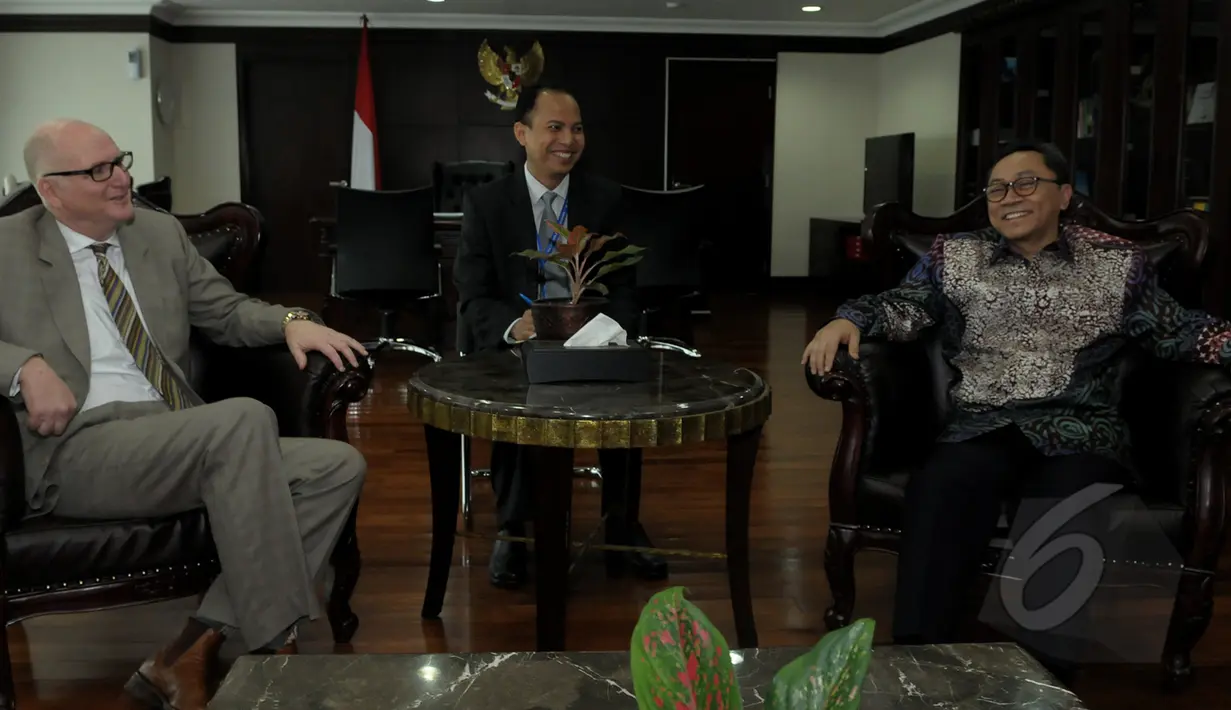 Ketua MPR Zulkifli Hasan (kanan) menerima Duta Besar Australia Paul Grigson (kiri) di ruangan ketua MPR, Jakarta (26/3/2015). Kunjungan Dubes Australia dalam rangka perkenalan Duta Besar yang baru. (Liputan6.com/Andrian M Tunay)