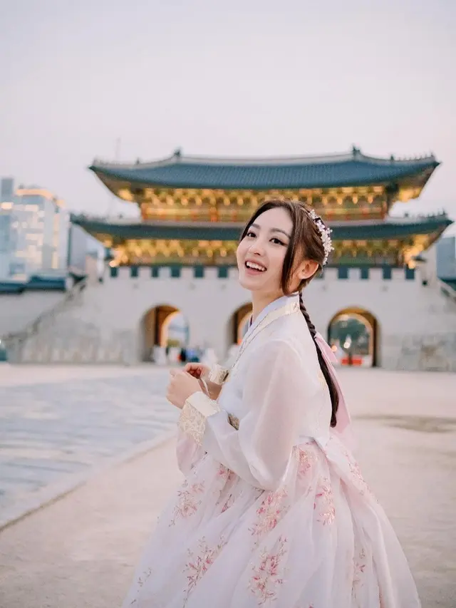 Natasha Wilona menggunakan hanbok (Instagram/natashawilona12)