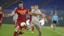 Gelandang AS Roma, Bryan Christante (kiri) berebut bola dengan striker Shakhtar Donetsk, Junior Moraes dalam laga leg pertama babak 16 besar Liga Europa 2020/2021 di Olimpico Stadium, Kamis (11/3/2021). AS Roma menang 3-0 atas Shakhtar Donetsk. (AP/Andrew Medichini)