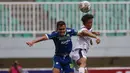 <p>Pemain Persib Bandung, Rezaldi Hehanusa (kiri) berebut bola di udara dengan pemain Arema FC, Renshi Yamaguchi pada pertandingan pekan ke-26 BRI Liga 1 2022/2023 yang berlangsung di Stadion Pakansari, Bogor, Kamis (23/2/2023). (Bola.com/Ikhwan Yanuar)</p>