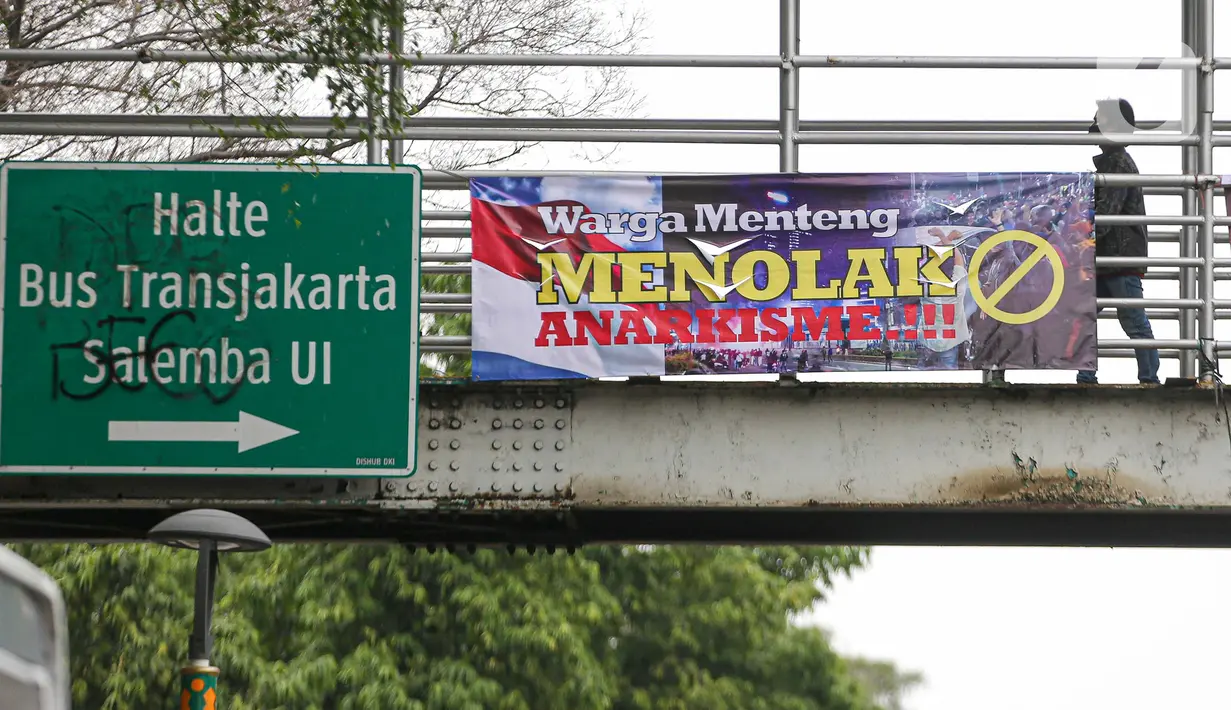 Spanduk imbauan tolak anarkisme terpasang di JPO di Jakarta, Minggu (11/10/2020). Spanduk imbauan untuk tidak melakukan aksi anarkisme merebak di sejumlah kawasan di Jakarta pascaaksi unjuk rasa massa yang menolak pengesahan Omnibus Law UU Cipta Kerja. (Liputan6.com/Faizal Fanani)