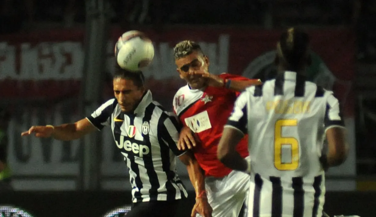 Pemain belakang Juventus, Martin Caceres (kiri), berduel udara dengan penyerang ISL All Stars, Cristian Gonzales, saat berlaga di Stadion GBK Jakarta, (6/8/2014). (Liputan6.com/Helmi Fithriansyah)