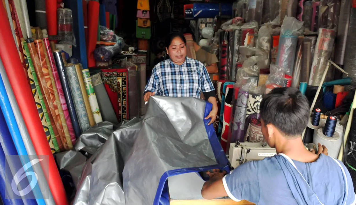 Salah satu pedagang di Jalan Jatinegara Barat membuka tokonya pasca bentrok, Jakarta, Sabtu (22/08/2015). Kini para pedagang mulai kembali beraktifitas walau belum ramai seperti biasa. (Liputan6.com/Andrian M Tunay) 