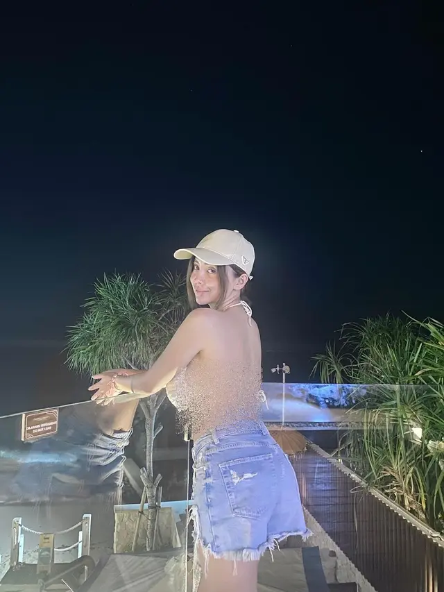 Hapus Foto Suami, Ini 6 Momen Cupi Cupita Liburan Sendiri di Bali