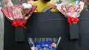Pedagang merapikan suvenir unik di Rawa Belong, Jakarta, Minggu (14/2/202). Banyak masyarakat berburu suvenir berupa boneka,bunga, dan coklat untuk merayakan Hari Kasih Sayang. (Liputan6.com/Angga Yuniar)