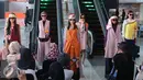 Model membawakan busana Mel Ahrya dengan tema Happa dalam fashion show di Terminal 3 Ultimate Bandara Soekarno Hatta, Tangerang, Banten, Rabu (20/7). (Liputan6.com/Angga Yuniar)