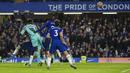 Pemain Brighton Danny Welbeck (kiri) mencetak gol ke gawang Chelsea pada pertandingan sepak bola Liga Inggris di Stadion Stamford Bridge, London, Inggris, 29 Desember 2021. Pertandingan berakhir 1-1. (AP Photo/Alastair Grant)
