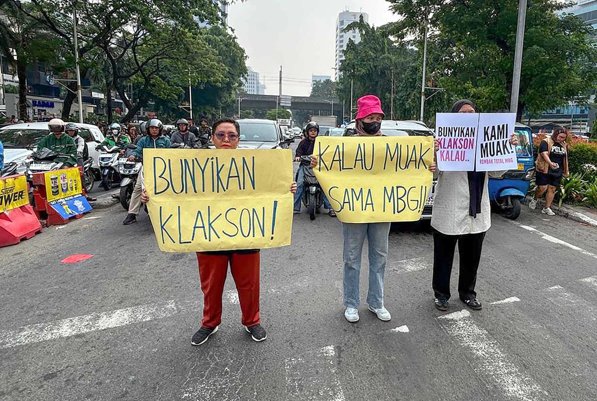 FOTO: MBG Watch Gelar Aksi Desak Pembenahan Program Makan Bergizi Gratis