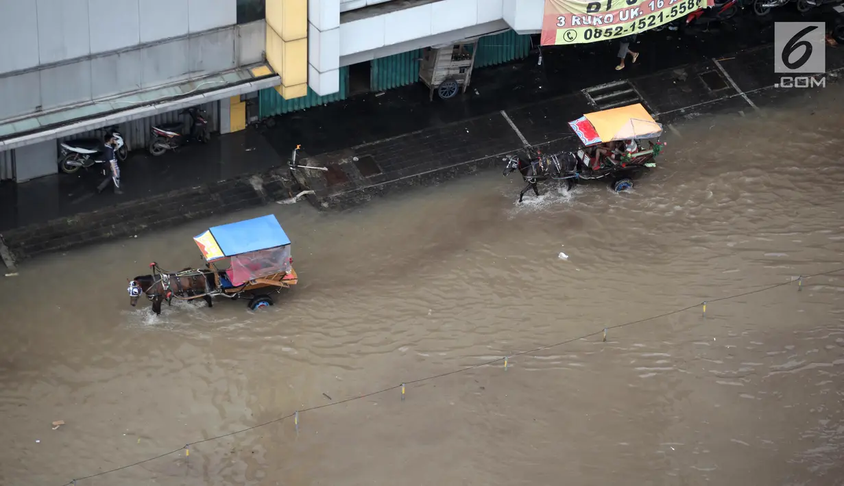 Suasana saat banjir merendam Jalan Boulevard Barat Raya, Kelapa Gading, Jakarta Utara, Kamis (15/2). Hujan lebat yang mengguyur Jakarta sejak pagi hingga sore mengakibatkan sejumlah wilayah terendam banjir. (Liputan6.com/Arya Manggala)
