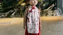 Ameena, anak Atta Halilintar dan Aurel Hermansyah tampil menggemaskan mengenakan cheongsam model sleeveless nuansa merah putih yang dihiasi motif bunga. [@attahalilintar]