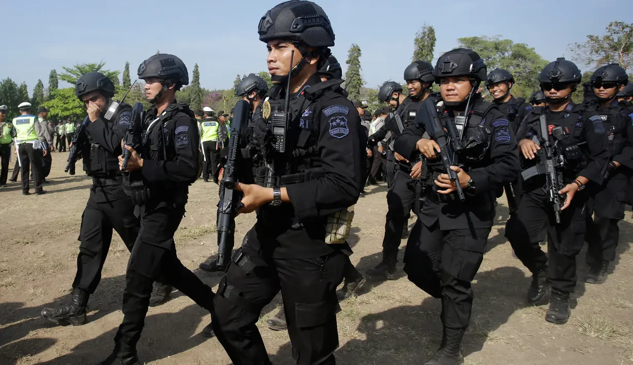 Petugas Kepolisian RI berbaris selama parade keamanan dalam persiapan untuk gelaran Annual Meetings IMF-World Bank di Bali, Kamis (4/10). Indonesia menjadi tuan rumah Pertemuan tahunan IMF dan Bank Dunia pada 8 - 14 Oktober 2018. (AP/Firdia Lisnawati)