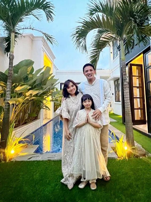 Istri Hamil Anak Kedua, Ini 6 Potret Keluarga Kecil Eza Yayang yang Harmonis
