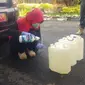 Petugas PMI membuat disinfektan dengan mencampur H2O dan NaClO atau Natrium Hipoclorida. (foto: Liputan6.com/felik wahyu)