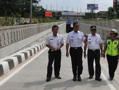 Gubernur DKI Jakarta Anies Baswedan bersama Wali Kota Jakarta Selatan Tri Kurniadi dan Kepala Dinas Bina Marga DKI Jakarta Yusmada Faizal meninjau lokasi saat peresmian Lintas Bawah Kartini, Jakarta Selatan, Rabu (28/2). (Liputan6.com/Arya Manggala)