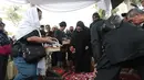 Putri almarhum Doddy Katamsi, Chika Katamsi, menangis saat jenazah sang ayah dimasukkan ke liang lahat dalam prosesi pemakaman di TPU Komplek Hankam Pangkalan Jati, Pondok Labu, Jakarta Selatan, Jumat (16/10/2026). (KLY/Budy Santoso)