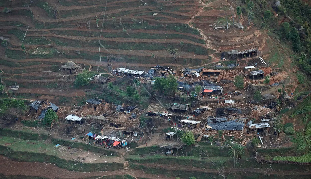Sejumlah rumah hancur dilihat dari atas, usai dilanda gempa besar pada Sabtu lalu di Dhading, Nepal, Jumat (30/4/2015). Pasca-gempa 7,9 SR, kawasan pedalaman Nepal mulai disentuh tim penyelamatan dan bantuan makanan. (REUTERS/Danish Siddiqui)