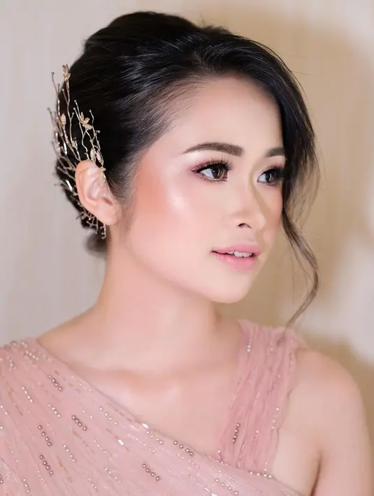 Saat lamaran, Gritte terlihat feminin berkat pulasan makeup natural flawless. Bagian kelopak mata, pipi dan bibirnya tampak dipoles dengan warna pink coral  yang segar. [Instagram/victoria_makeupatelier]