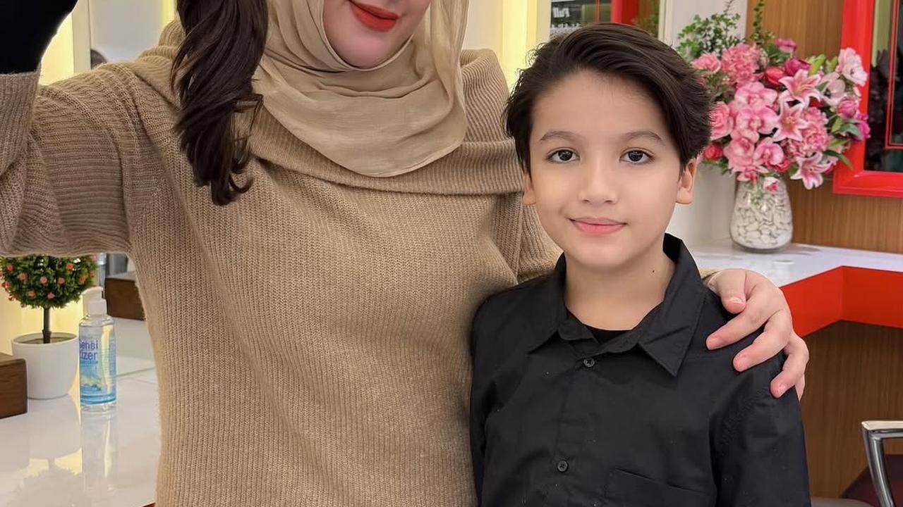 Tasyi Athasyia Bagikan Momen Sang Anak saat Potong Rambut Gondrong