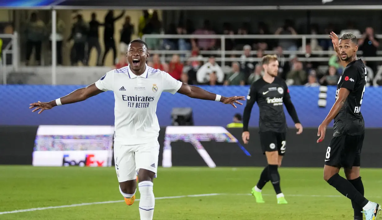 Bek Real Madrid, David Alaba berselebrasi setelah mencetak gol ke gawang Eintracht Frankfurt pada final Piala Super Eropa di Stadion Olimpiade Helsinki, Finlandia, Kamis (11/8/2022). Real Madrid menang atas Eintracht Frankfurt 2-0. (AP Photo /Antonio Calanni)