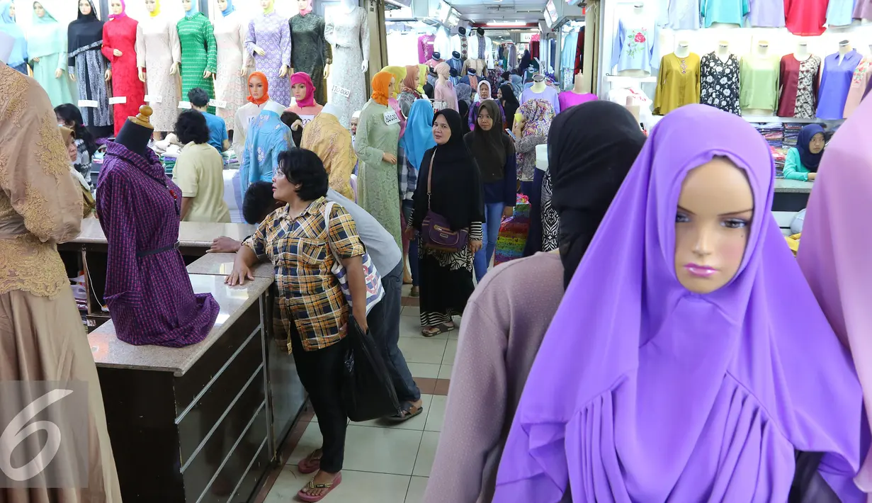 Pengunjung membeli pakaian di Pasar Tanah Abang, Jakarta, Selasa (10/5). Pertumbuhan ekonomi di triwulan I-2016 tercatat sebesar 4,92%. (Liputan6.com/Angga Yuniar)