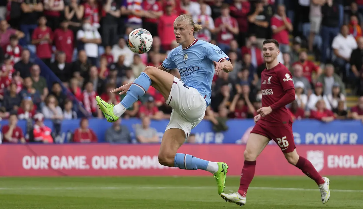 Erling Haaland berhasil tampil menawan dengan menjadi mesin gol di Borussia Dortmund pada musim lalu. Penyerang asal Denmark tersebut akhirnya memilih berlabuh ke Manchester City pada bursa transfer musim panas 2022/2023 dengan harga 60 juta euro. Datangnya Haaland menjadi misi serius The Cityzens untuk melindungi gelar juara liganya. (AFP/Frank Augstein)