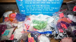 Untuk menghadiri pesta ini, Anda harus membawa pakaian yang sudah dikenakan selama tiga hari berturut-turut dan diletakan dalam plastik yang diberikan nomor, Inggris. (AFP PHOTO/Stories Bar)