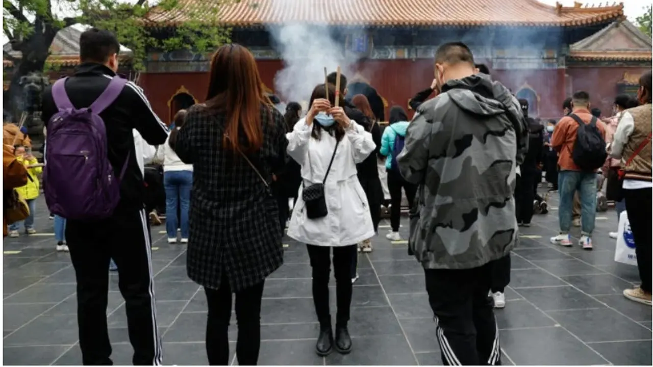 Lulusan sarjana membakar dupa di kuil untuk mendapatkan keberuntungan (Tangkapan layar dari website newsinfo.inquirer.net)