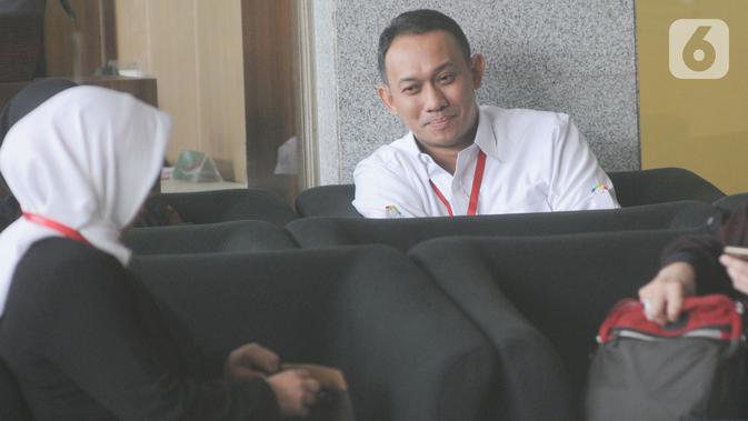 Direktur PT Angkasa Pura Propertindo (APP) Wisnu Raharjo berada di ruang tunggu sebelum menjalani pemeriksaan di Gedung KPK, Jakarta, Senin (7/10/2019). Wisnu Raharjo dipanggil sebagai saksi untuk tersangka Direktur Utama (Dirut) PT INTI Darman Mappangara. (merdeka.com/Dwi Narwoko)