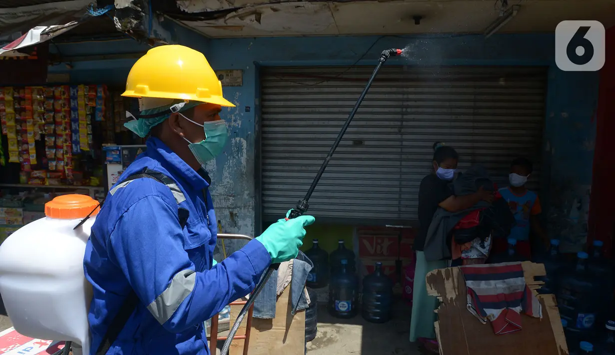 Petugas melakukan penyemprotan cairan disinfektan di Pasar Perumnas di wilayah Jakarta Timur, Selasa (25/8/2020). Penyemprotan ini di bagi dua jalur utara dan Selatan. (merdeka.com/Imam Buhori)
