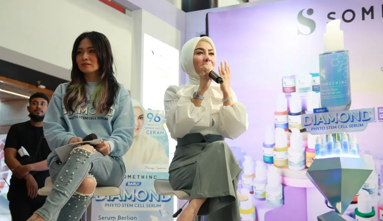 Istri Reino Barack itu pulang ke Jakarta untuk menghadiri acara peluncuran Somethinc Serum Wonderland. (Foto: Somethinc).