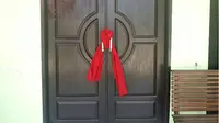 Pintu Kantor Petrogas diberi kain merah dan dipalang pemilik ulayat tanah KM16, Suku Moi Sorong. (KabarPapua.co/Veydaody)