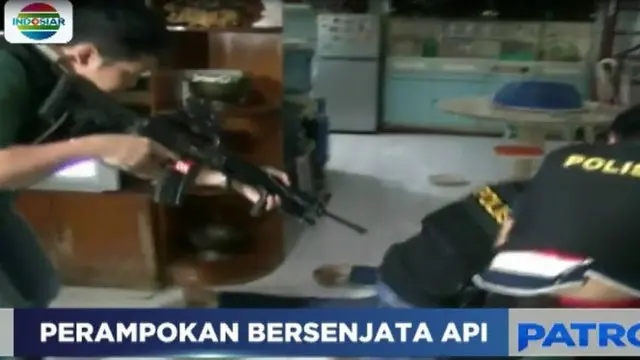 Polisi juga mengamankan barang bukti brankas dari dasar Kali Sekretaris Jakarta Barat.