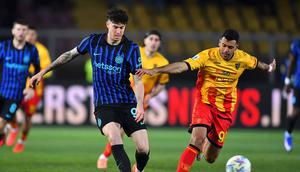 Duel Alessandro Bastoni (kiri) dengan Walid Cheddira di laga Lecce vs Inter Milan di pekan ke-26 Liga Italia 2025/2026 di Stadio Via del Mare, Minggu (22/02/2026) dini hari WIB. (Giovanni Evangelista/LaPresse via AP)